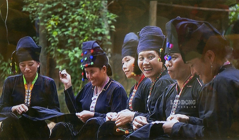 Dân tộc Cống ở nước ta thuộc nhóm ngôn ngữ Tạng Miến. Hiện nay tại Lai Châu người Cống có 350 hộ với 1.565 khẩu, cư trú ở các huyện Mường Tè và Nậm Nhùn. Người Cống chủ yếu cư trú tập trung ở một số bản bản.