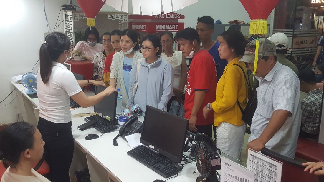 Phụ huynh tập trung tại Trung tâm Anh ngữ Apax Leaders cơ sở Phan Xích Long (Phú Nhuận) trong đêm 10.10. Ảnh: T. Nhân