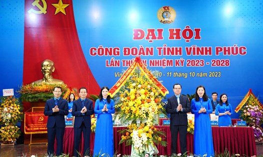 Chủ tịch Tổng LĐLĐ Việt Nam Nguyễn Đình Khang tặng hoa chúc mừng Đại hội. Ảnh: Bảo Nguyên