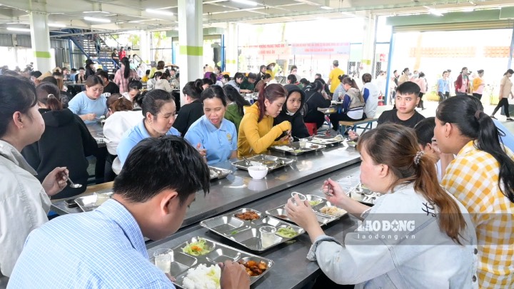 Tổ chức Công đoàn đối thoại để nâng cao chất lượng bửa ăn ca cho công nhân lao động tại Công ty TNHH Giày APACHE Việt Nam. Ảnh: Thành Nhân