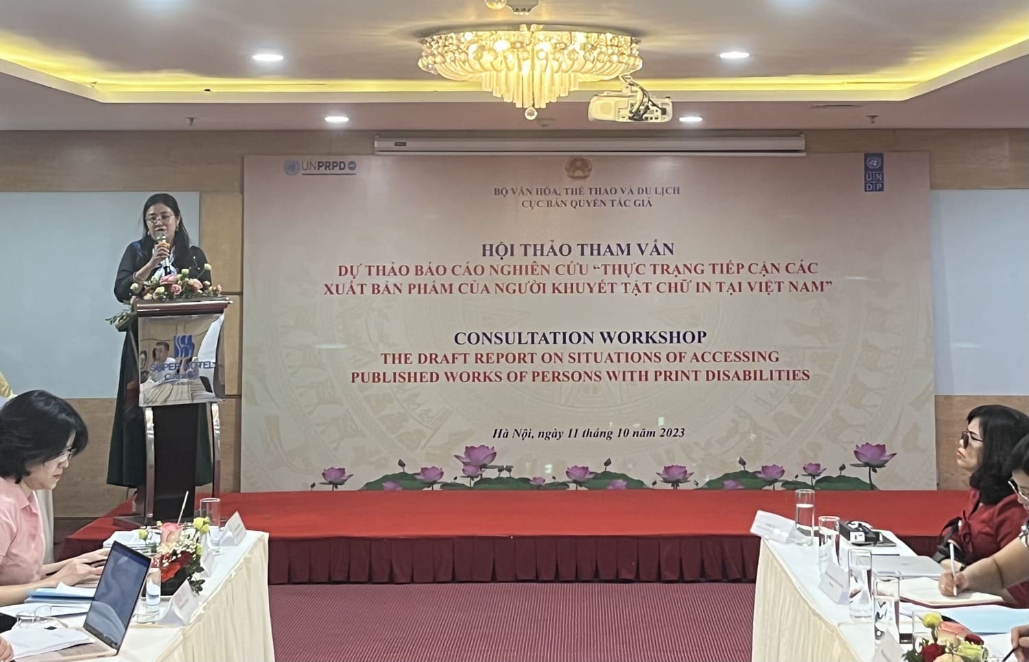Hội thảo tham vấn về dự thảo báo cáo nghiên cứu “Thực trạng tiếp cận các xuất bản phẩm của người khuyết tật chữ in tại Việt Nam”. Ảnh: Thuỳ Trang