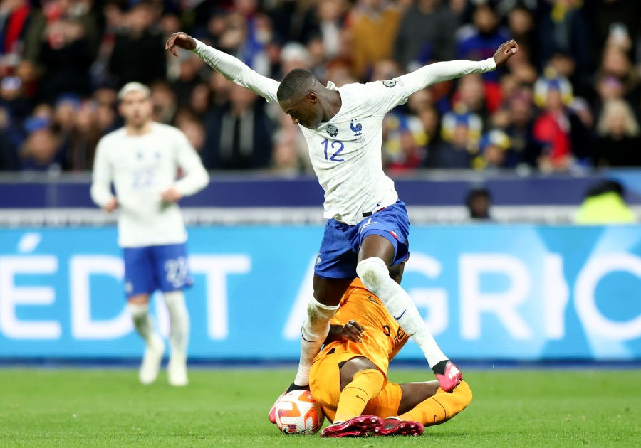 Tuyển Pháp (áo trắng) đã thắng 4-0 trước Hà Lan ở lượt đi. Ảnh: UEFA