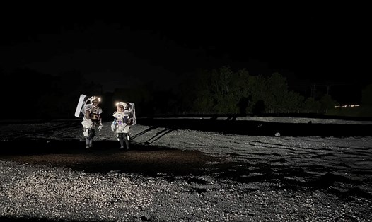 Các phi hành gia NASA đã diễn tập bộ đồ phi hành gia trên một khu vực mô phỏng bề mặt Mặt trăng. Ảnh: NASA
