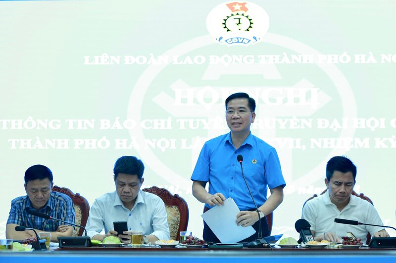 Phó Chủ tịch Liên đoàn Lao động Thành phố Hà Nội Nguyễn Huy Khách thông tin về Đại hội. Ảnh: Ngọc Ánh