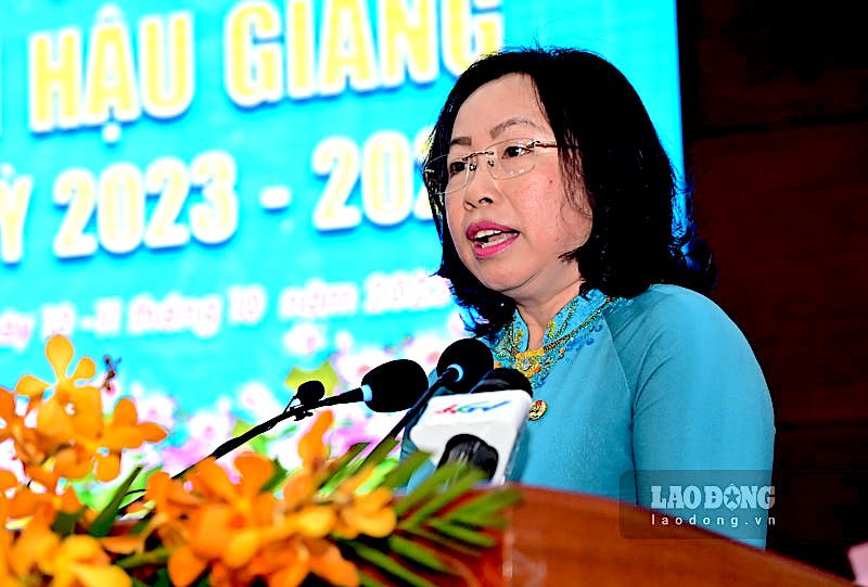 Phó Chủ tịch Tổng LĐLĐ Việt Nam phát biểu gợi mở một số vấn đề tại Đại hội XI Công đoàn tỉnh Hậu Giang, nhiệm kỳ 2023-2028. Ảnh Đạt Phan