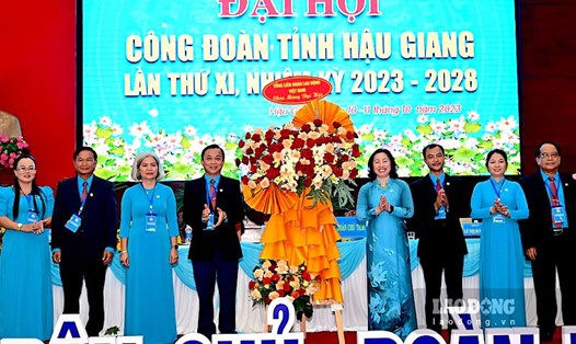 Phó Chủ tịch Tổng LĐLĐ Việt Nam Thái Thu Xương tặng hoa chúc mừng Đại hội XI Công đoàn tỉnh Hậu Giang  nhiệm kỳ 2023-2028. Ảnh: Đạt Phan