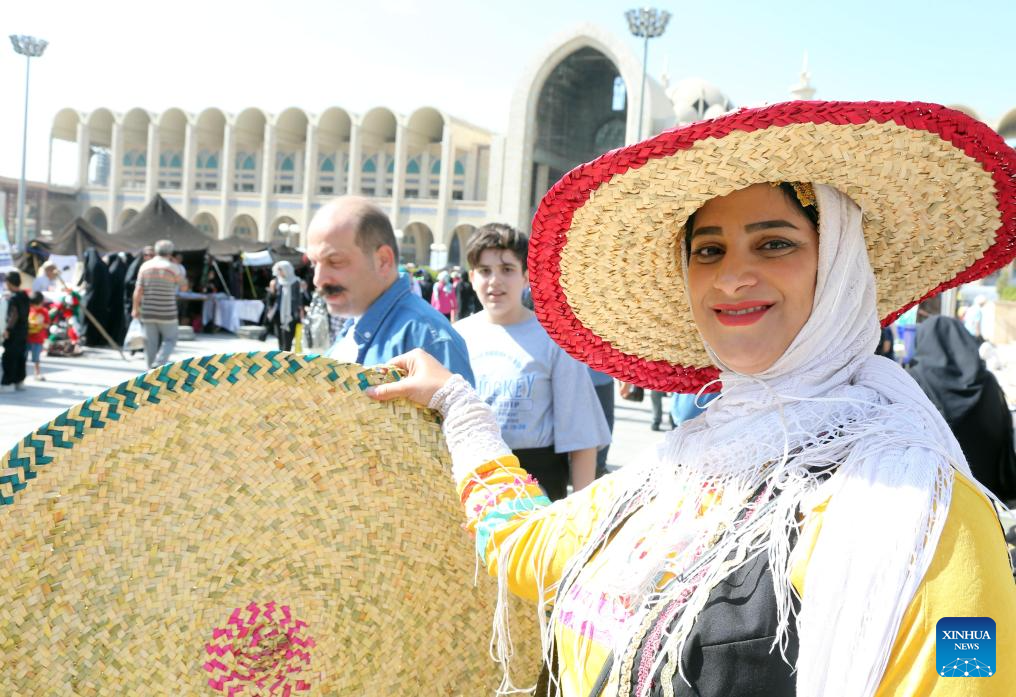 Một chiếc mũ cói được làm thủ công bán tại hội chợ. Iran là một đất nước giàu văn hóa, nằm trong top 10 quốc gia có nhiều di sản văn hóa nhất trên thế giới.