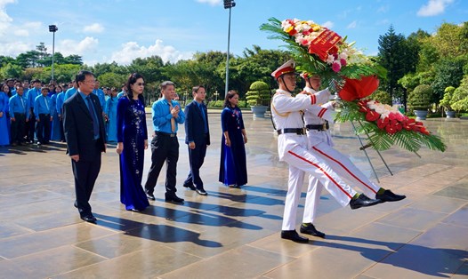 Đoàn đại biểu dâng hoa trước Tượng đài Chủ tịch Hồ Chí Minh. Ảnh: Thanh Tuấn 
