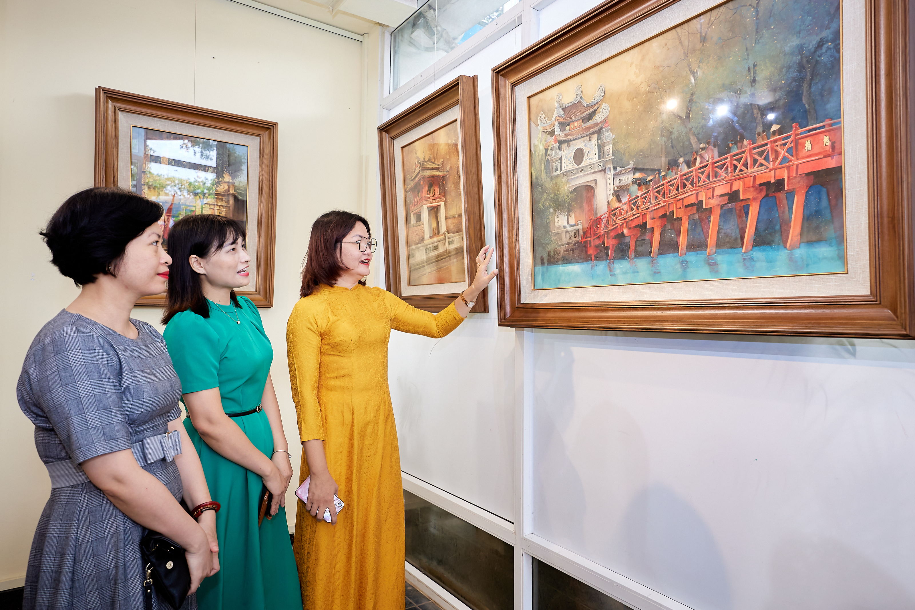 Khách tham quan triển lãm hào hứng chiêm ngưỡng triển lãm của hoạ sĩ Hoàng Phong. Ảnh: Nhân vật cung cấp