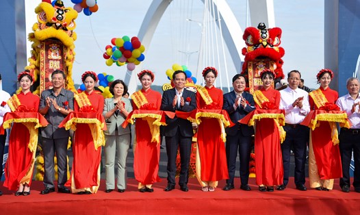 Phó Thủ tướng Trần Lưu Quang cùng các đại biểu cắt băng khánh thành cầu Kinh Dương Vương. Ảnh: Bá Đoàn