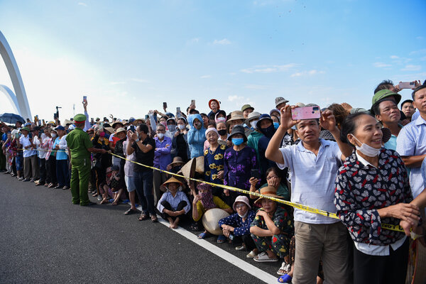 Lễ thông xe thu hút sự quan tâm của đông đảo quần chúng nhân dân. Ảnh: Bá Đoàn