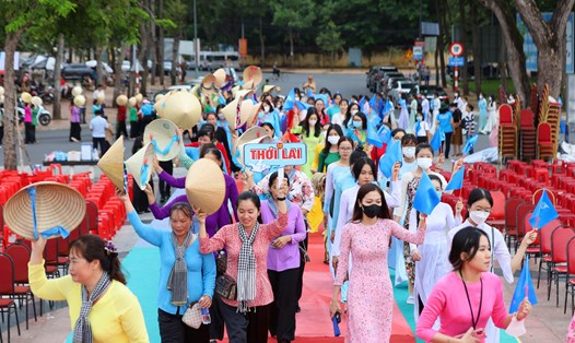 Gần 5.000 phụ nữ hào hứng với các hoạt động đón Lễ hội trang phục áo bà ba, áo dài Cần Thơ 2023. Ảnh: Yến Phương