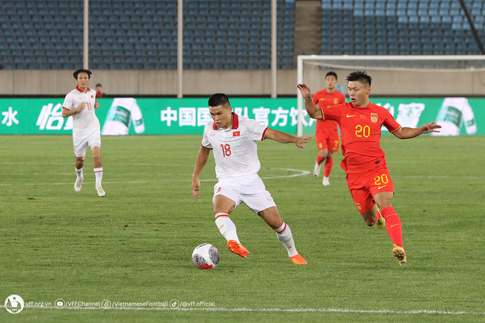 Tuấn Hải có trận đấu đáng khen trước tuyển Trung Quốc. Ảnh: VFF
