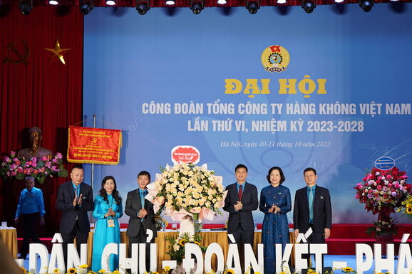 Thay mặt Đoàn Chủ tịch Tổng Liên đoàn Lao động Việt Nam, ông Ngọ Duy Hiểu tặng hoa chúc mừng Đại hội. Ảnh: Phương Minh.
