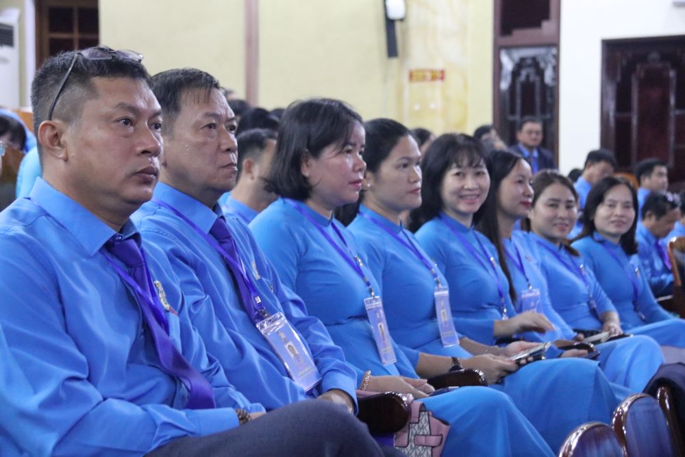 Các đại biểu tham dự phiên làm việc thứ nhất Đại hội XI Công đoàn Khánh Hòa. Ảnh: Phương Linh