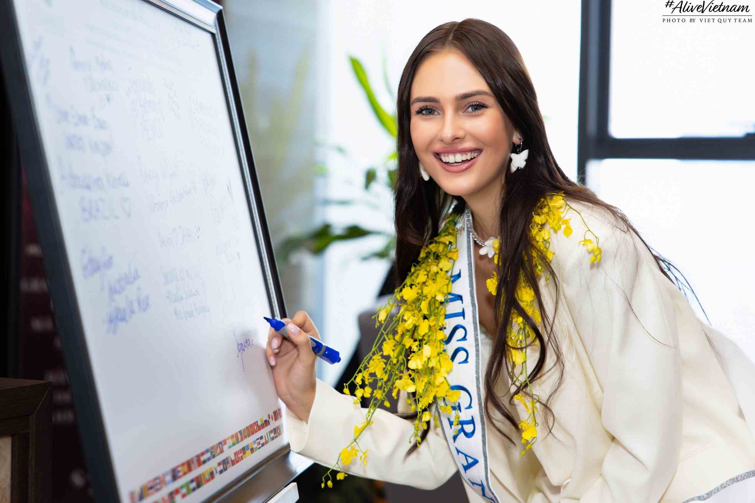 Miss Grand Ukraine hào hứng ở Việt Nam. Ảnh: BTC