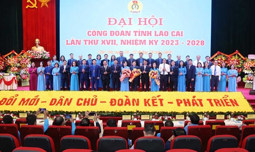 Lãnh đạo TLĐ LĐLĐVN và tỉnh Lào Cai tặng hoa chúc mừng Ban chấp hành Công đoàn tỉnh Lào Cai nhiệm kỳ 2023 - 2028.