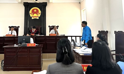 Ông Nguyễn Trung Ngạn (áo xanh) lập luận bảo vệ quyền lợi người lao động tại phiên tòa xét xử. Ảnh: Thành An
