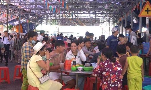 Người dân khắp nơi đến dự lễ hội Nguyễn Trung Trực dùng tiệc chay miễn phí. Ảnh: Nguyên Anh