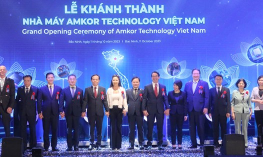 Phó Thủ tướng Trần Lưu Quang cùng lãnh đạo Tập đoàn Amkor và các đại biểu tại lễ khánh thành nhà máy bán dẫn của Tập đoàn Amkor tại Khu Công nghiệp Yên Phong II-C. Ảnh: Bacninh.gov.vn