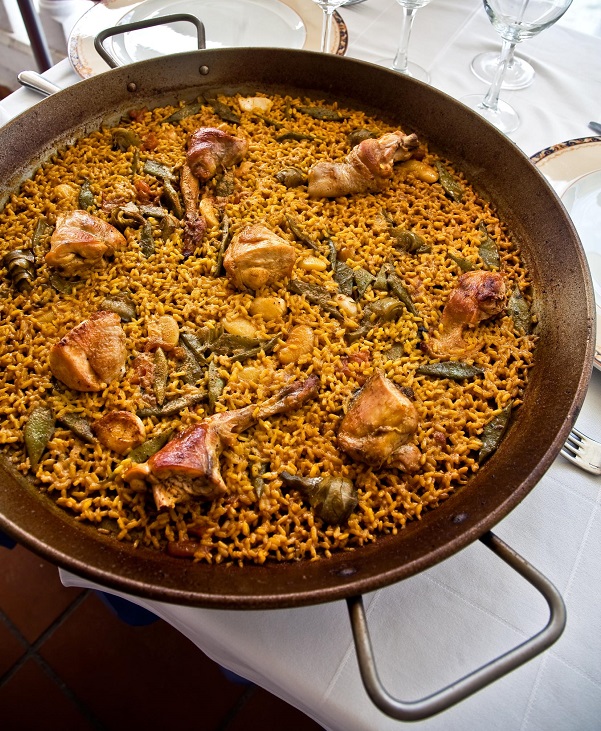 Cơm Paella Valenciana là món ẩm thực đặc trưng của Tây Ban Nha. Ảnh: theculturetrip