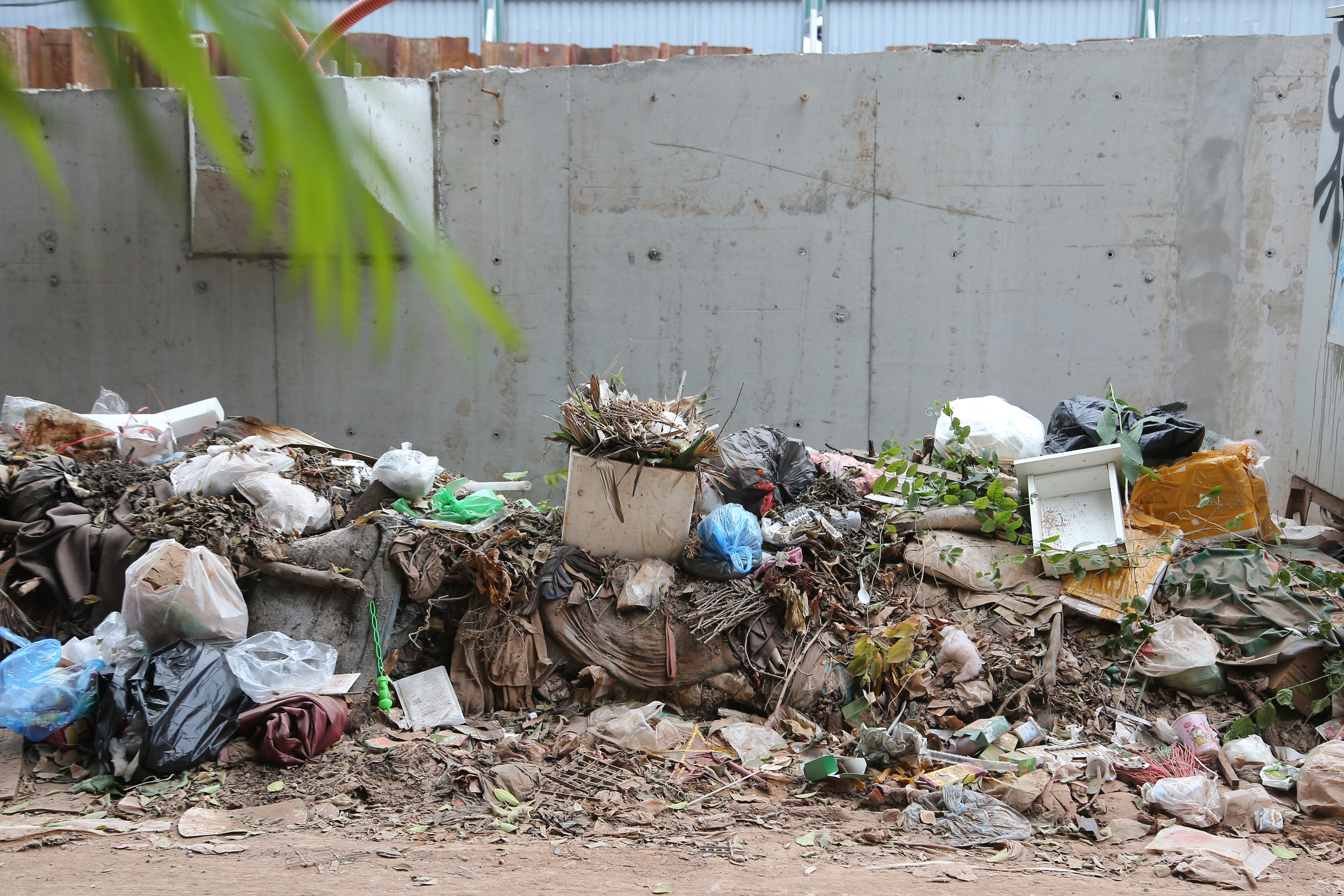 Đống rác thải ngay cạnh dự án mở rộng đường Âu Cơ - Nghi Tàm. Ảnh: Vĩnh Hoàng