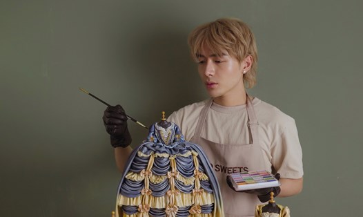 Anh Nguyễn Vũ Hoàng Anh - chủ nhân của những chiếc bánh kem tạo hình chiếc váy. Ảnh: NVCC