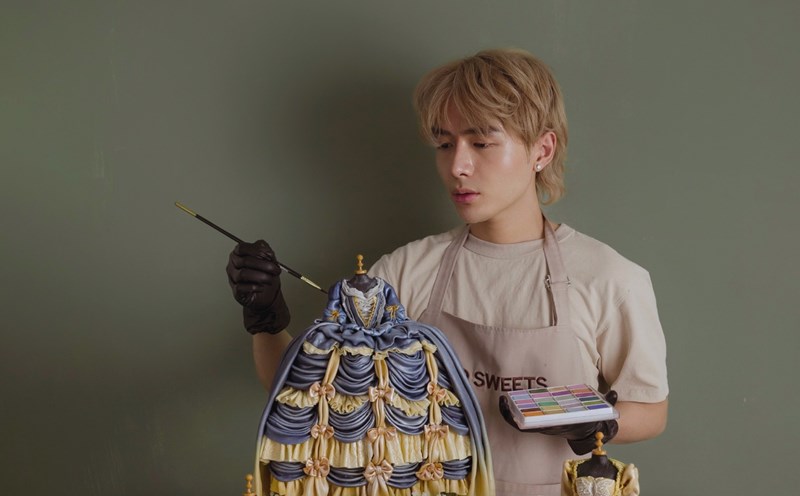 Anh Nguyễn Vũ Hoàng Anh - chủ nhân của những chiếc bánh kem tạo hình chiếc váy. Ảnh: NVCC