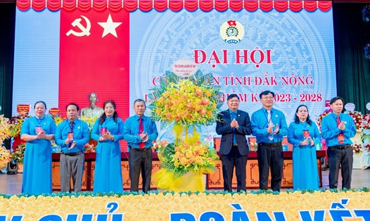 Phó Chủ tịch Tổng LĐLĐ Việt Nam Phan Văn Anh tặng hoa chúc mừng đại hội. Ảnh: LĐLĐ tỉnh Đắk Nông