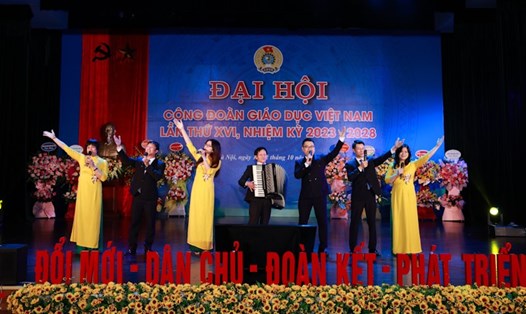 Tiết mục ca múa nhạc chào mừng Đại hội XVI Công đoàn Giáo dục Việt Nam. Ảnh: Hải  Nguyễn