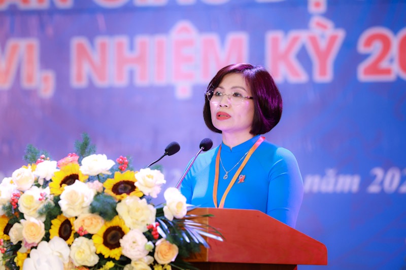 Bà Đặng Hoàng Anh - Phó Chủ tịch Công đoàn Giáo dục Việt Nam phát biểu tại đại hội. Ảnh: Hải Nguyễn