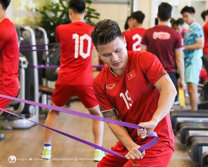 Đội tuyển Việt Nam tập gym thả lỏng cơ thể. Ảnh: VFF