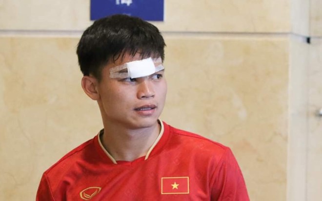 Hồ Văn Cường rách mí mắt, khâu 7 mũi sau trận gặp tuyển Trung Quốc