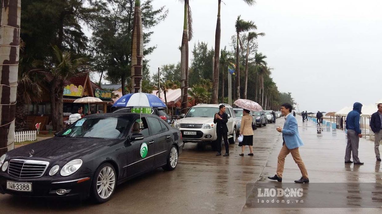 Đoàn xe tự lái của du khách Việt Nam ghé thăm một làng quê ven biển ở TP.Đông Hưng, Trung Quốc. Ảnh: Nguyễn Hùng
