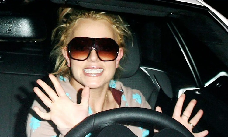 Britney Spear nhiều lần vi phạm về điều khiển ô tô. Ảnh: Mega 