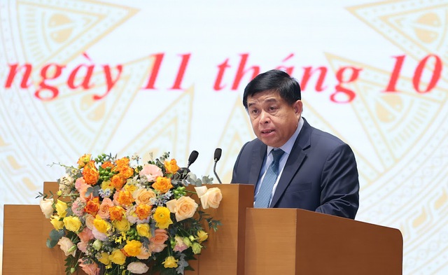 Bộ trưởng Bộ KH&ĐT Nguyễn Chí Dũng báo cáo tình hình hoạt động của doanh nhân, doanh nghiệp. Ảnh: VGP
