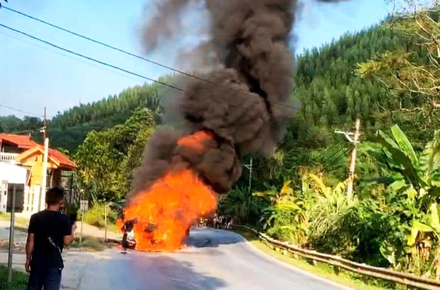 Xe 16 chỗ bốc cháy dữ dội trên Quốc lộ 2 đoạn qua xã Việt Vinh (Bắc Quang, Hà Giang). Ảnh cắt từ video