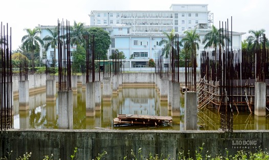 Dự án Khu dịch vụ chất lượng cao Bệnh viện Đa khoa tỉnh Quảng Ngãi sau gần 6 năm triển khai, chỉ làm xong phần móng rồi bỏ hoang cho đến nay. Ảnh: Ngọc Viên