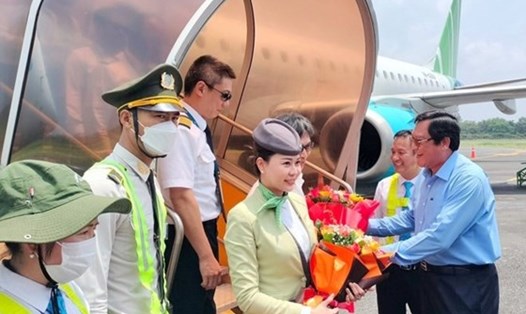 Phó Chủ tịch UBND tỉnh Cà Mau Lâm Văn Bi tặng hoa cho tổ bay kỹ thuật sáng 20.4. Ảnh: Nhật Hồ