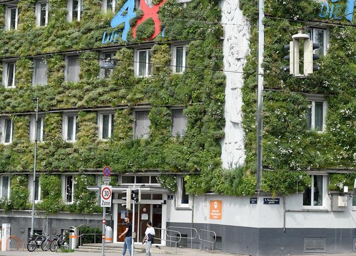 Bất động sản xanh đang là xu thế phát triển của thế giới. Ảnh: Một công trình ở Áo được trồng cây xanh, có tác dụng bảo vệ kết cấu tòa nhà khỏi mưa và bụi bẩn, chống ồn cũng như có thể làm mát. Nguồn: Guo Chen/Tân Hoa Xã