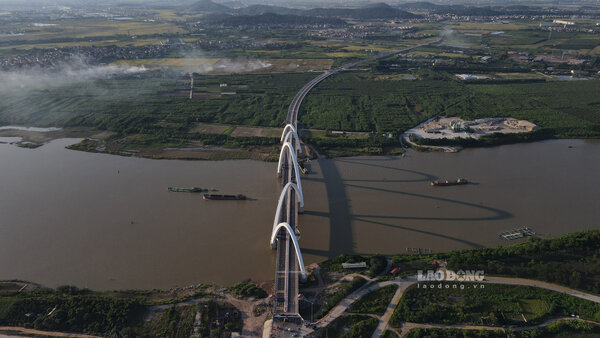 Cầu Kinh Dương Vương, nối huyện Tiên Du với thị xã Thuận Thành (tỉnh Bắc Ninh) dài 1,5km, tổng mức đầu tư gần 2000 tỉ đồng. Cầu vừa chính thức thông xe sáng nay (11.10). Đây là cầu vòm thép cao nhất Việt Nam (khoảng cách từ mặt cầu lên tới đỉnh vòm từ 40-67 m).