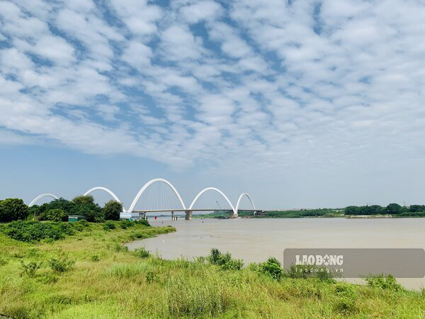 Cầu Kinh Dương Vương, góc nhìn từ một ngôi làng ven sông Đuống. Ảnh: Nguyễn Hồng