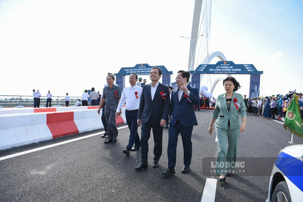 Phó Thủ tướng Chính phủ Trần Lưu Quang có mặt tại lễ thông xe cầu Kinh Dương Vương vào sáng qua (11.10). Sau khi thông xe, cầu trở thành cầu thứ 6 bắc qua sông Đuống bên cạnh những cây cầu Đông Trù, Phù Đổng, Đuống, Hồ và Bình Than.