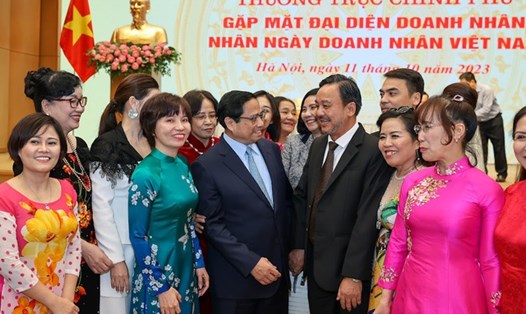 Thủ tướng Chính phủ Phạm Minh Chính trò chuyện với các doanh nhân, đại biểu tham dự buổi gặp mặt. Ảnh: VGP