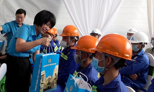 Chủ tịch Công đoàn Xây dựng Việt Nam Nguyễn Thị Thuỷ Lệ trao quà cho người lao động nhân Tháng Công nhân năm 2022. Ảnh: Công đoàn Xây dựng Việt Nam