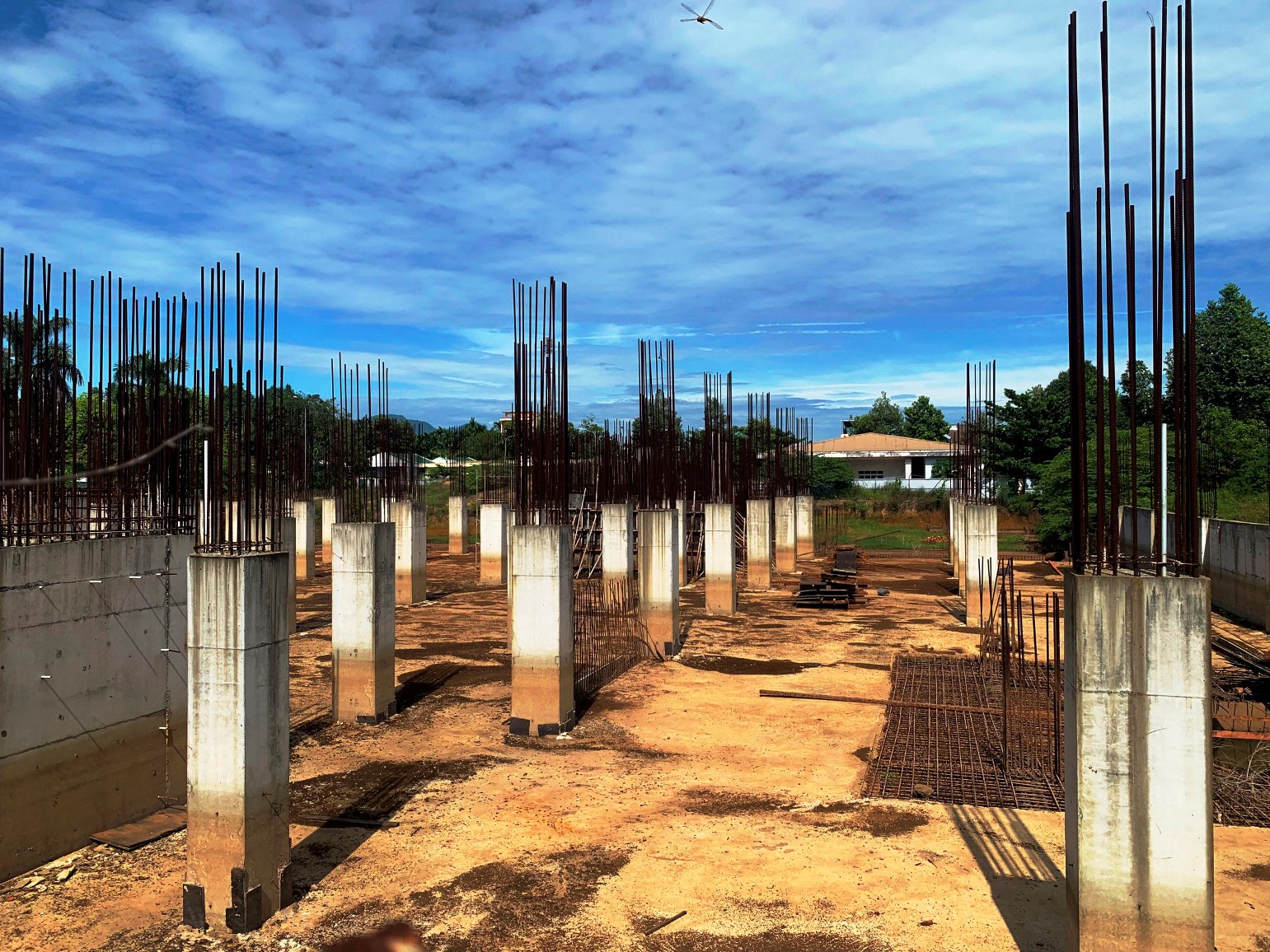 Được kỳ vọng sẽ thành nơi khám chữa bệnh chất lượng cao, tuy nhiên sau 6 năm khởi công xây dựng, dự án khu dịch vụ chất lượng cao Bệnh viện Đa khoa tỉnh Quảng Ngãi với vốn đầu tư 1.100 tỉ đồng chỉ mới xây xong phần… móng. Ảnh: Ngọc Viên