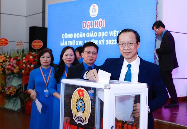 Các đại biểu bỏ phiếu bầu Ban Chấp hành CĐGDVN nhiệm kỳ 2023-2028. Ảnh: Hải Nguyễn