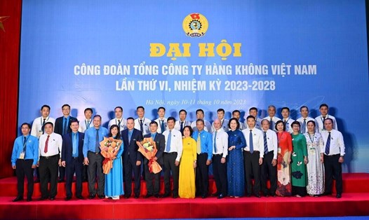 Ban Chấp hành Công đoàn Tổng Công ty Hàng không Việt Nam lần thứ VI, nhiệm kỳ 2023-2028 ra mắt Đại hội. Ảnh: Phương Minh.

