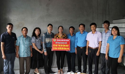 Trao 50 triệu đồng hỗ trợ đoàn viên Nguyễn Thị Hải Yến xây nhà mái ấm. Ảnh: Bá Mạnh
