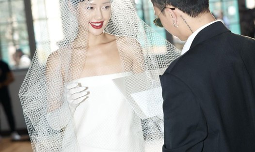 Khánh Linh chụp hình cưới ở Tuần lễ thời trang Paris. 
Ảnh: Nhân vật cung cấp